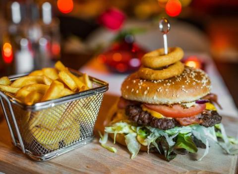 Obrovská porcia pre všetkých milovníkov hamburgerov! Až 720 g hamburger s hranolkami a slaninkou v reštaurácii Red Café 2.