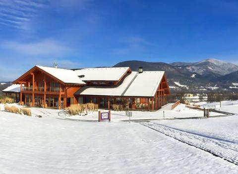 Oddýchnite si priamo pod vrcholmi zasnežených Beskýd. Zimná dovolenka s raňajkami, wellness a zľavou na skipass v Green Inn Hoteli****.