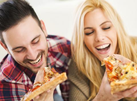 Keď sa vám nechce variť, stavte na klasiku - pizzu. Chrumkavé cesto, roztápajúci sa syr a ingrediencie presne podľa vašich chutí. 