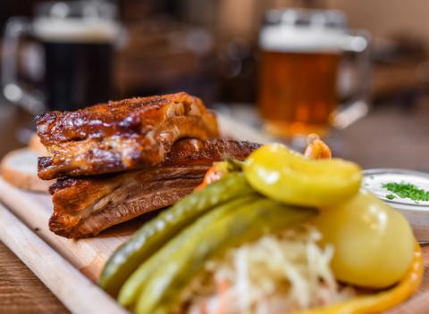 Zámocké grilované rebrá s dvoma pivami podľa vlastného výberu. Dokonalý večer s plnou chuťou zlatého moku a domácou kuchyňou. 