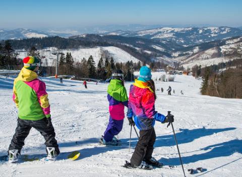 Fantastická lyžovačka v Kysuckých Beskydách. Denný skipas so servisom lyží či jazdou na bobovej dráhe v Snowparadise Veľká Rača Oščadnica. 