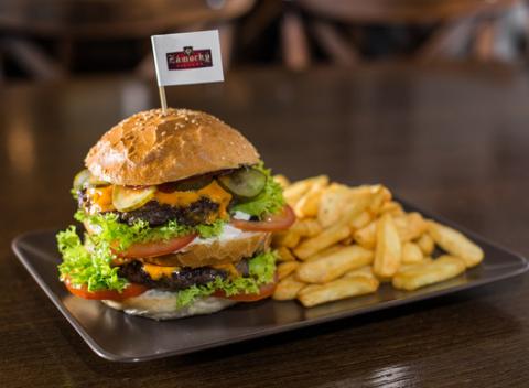 Veľký burger s dvoma 150 g kusmi hovädzieho mäska, syr, žemľa, zelenina, steakové hranolky a k tomu plná chuť zámockého piva.  