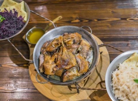 Príďte si vychutnať pravé lahodné kačacie hody U čierneho baróna v Košiciach. O pečenej kačke sa vám bude aj snívať.