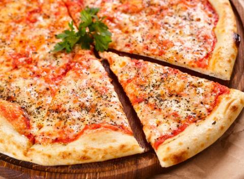 Nechajte opantať vaše zmysly skvelou vôňou a jedinečnou chuťou. Chrumkavá pizza podľa vlastného výberu v reštaurácii Modena v Košiciach.