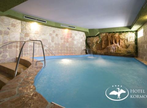Relaxujte vo vírivke, plávajte vo vnútornom bazéne alebo sa uvoľnite na masážnom stole počas pobytu v Hoteli Kormorán**** Šamorín.