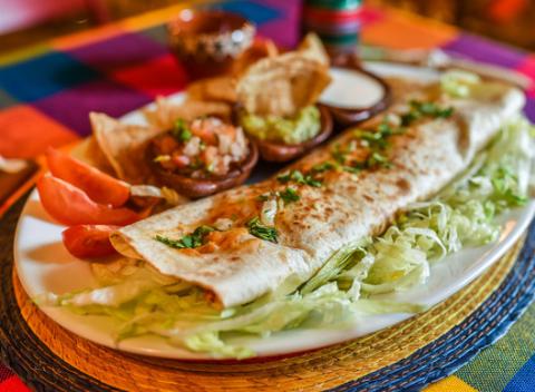 Pravé mexické burrito - kuracie alebo hovädzie s polievkou a chips and dips v reštaurácii Blue Agave v historickom centre mesta. 