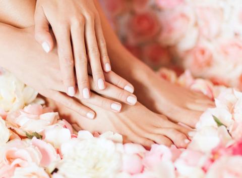 Upravené nechty sú pýchou každej ženy. Profesionálna manikúra alebo pedikúra s gél lakom v Beauty Bare v Bratislave. 