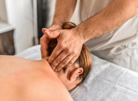 Doprajte úľavu a relax vášmu telu vďaka kvalitnej masáži od zrakovo postihnutých masérov v 4* Hoteli Bratislava.