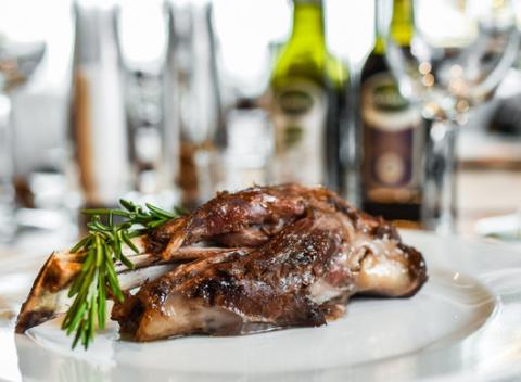 Konfitované jahňacie koleno s prílohou a pivom alebo nealko nápojom. Doprajte si skvelú pochúťku v novej reštaurácii Olive Garden.  