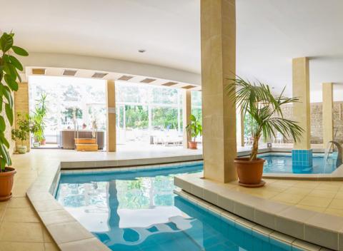 Užite si oddychový pobyt v 4* hoteli CE Quelle s polpenziou a wellness neďaleko Balatonu a liečivého jazera Hévíz v Maďarsku. 