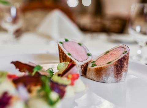 Pozvite svoju lásku na romantické, luxusné 3-chodové menu, ktoré pohladí vaše chuťové poháriky. V reštaurácii L’Olive - Arcadia Hotel *****.