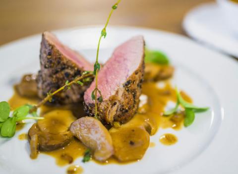 Objavte kúsok Provensálska v košickej reštaurácii A la Maison. Grilované morčacie prsia prekladané slaninkou alebo pečená bravčová panenka.