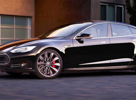 Najnadupanejší darček pre mužov: Jazda na elektromobile Tesla Model S P85+. Jediná Tesla s výkonom 421 koní, aká sa dá na Slovensku požičať.