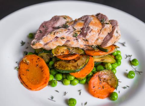 Zahryznite sa do bravčovej panenky na BIO kokosovom oleji s restovanou zeleninou či vyskúšajte grilovaný hermelín so zelerovými hranolkami.