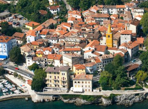 Malebné uličky, čisté more a krásna pláž pod chorvátskym slnkom. Dovolenka v historickom centre mestečka Lovran v Hoteli Lovran***. 