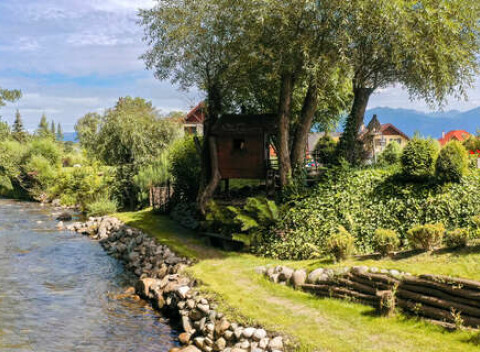 Apartmány penziónu Chopok rovno pri potoku Demänovka s možnosťou raňajok alebo polpenzie.