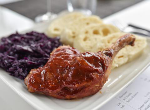 Lahodné kačacie stehno s domácou knedľou a kapustou v reštaurácii s neuveriteľným výhľadom v Boteli Gracia na Rázusovom nábreží.