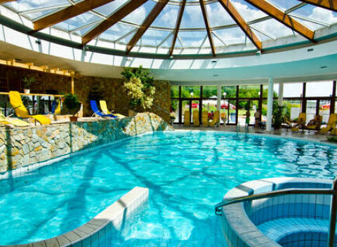 Neobmedzený relax v bazéne, kúpeľné procedúry a chutná strava v hoteli Flóra v Dudinciach.