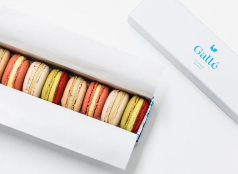 Makrónky – najfarebnejší a najsladší valentínsky darček. Darovať makrónku je niečo podobné, ako keď darujete milovanej osobe svoje srdce.