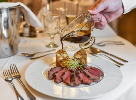 Hotel Tatra**** - ideálne miesto pre romantickú večeru u zaľúbených párov. Pochutnajte si aj vy na luxusnom 3-chodovom menu so sektom.