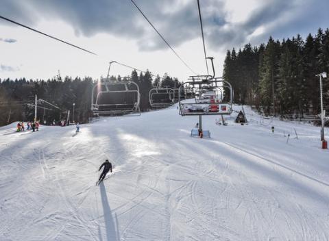 Skvelá rodinná lyžovačka v malebnom prostredí Veľkej Fatry so zlacneným skipasom do Valčianskej doliny a ubytovaním v Hoteli Gader.