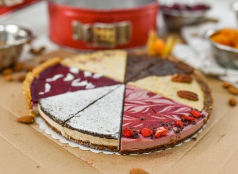 Celá zdRAWá torta od Frangipani Vitality Bar. Pohlaďte svoje maškrtné jazýčky zdravými sladkosťami po obede, ku káve či len tak. 