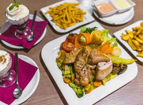 Ak vás už omrzeli hamburgery, hotdogy, pizza či cestoviny, ochutnajte tanier plný dobrôt s mixom grilovaných steakov a sladkým dezertom.  