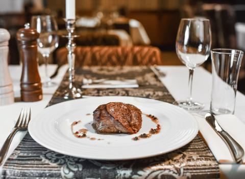 Pre milovíkov steakov a kvalitného mäsa je tu lahôdka v podobe 200-gramového steaku s pfeffer omáčkou a veľkými steakovými hranolkami. 