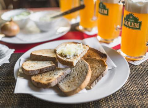 Krígeľ poctivého piva a chrumkavé hrianky - natreté poriadnou vrstvou nivovej nátierky alebo domáceho šmaľca na večer s partiou.