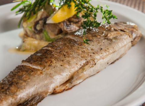 Zažite výnimočné chute špeciálneho grilovaného pstruha na citrónovom tymiane a k tomu fantastický dezert čokoládové suflé v Steak House. 