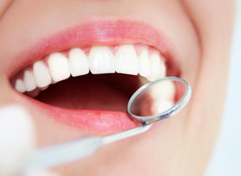 Predchádzajte vzniku zubného kazu, krvácaniu ďasien a ukladaniu pigmentov na zuboch. Dentálna hygiena či ošetrenie zubov v Profi Dental.