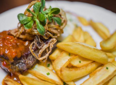 Tá lahodnosť, tá vôňa, to mäsooo. Šťavnaté hovädzie steaky plné chutí s čokoládovo-chilli omáčkou a hranolkami v pivárni The PorterHouse.