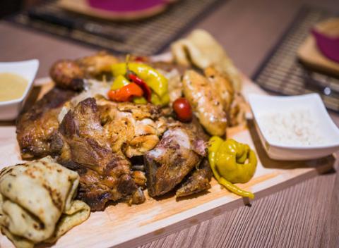 Reštaurácia a Café Jaskyňa si pre vás pripravila poriadnu porciu grilovaných špecialít a k tomu 2x vychladený zlatý mok. 