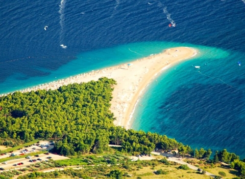 Ak hľadáte letovisko plné zábavy pre vás aj vaše deti, potom je chorvátsky ostrov Brač tá správna voľba. Pobyt v Apartments Villa Ana - Bol.