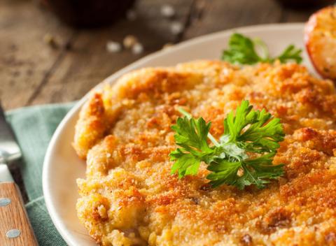 Rezňománia pokračuje s neodolateľnou ponukou pre všetkých mäsožravcov. Černohorský bravčový alebo kurací rezeň s hranolkami a oblohou.