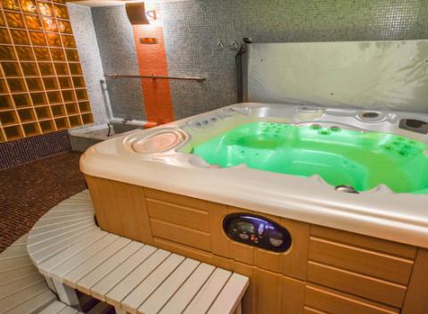 Každý z nás občas potrebuje poriadny relaxačný a regeneračný reset. Doprajte si 2-hodinový relax vo wellness centre hotela Raki***.