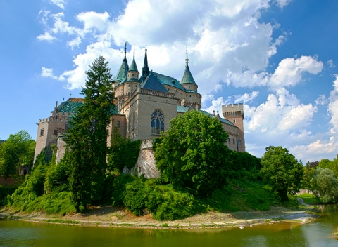 Vitajte na mieste, v ktorom sa spája história s aktívnym oddychom a relaxom. Pobyt s polpenziou a wellness v Hoteli Športcentrum Bojnice***.