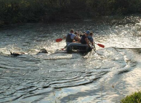 Pokojný splav rieky Váh alebo adrenalínový rafting na na kanáli v Liptovskom Mikuláši.