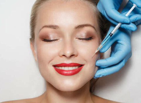 Dokonalá pleť bez vrások. Lekárske vyhladenie vrások na vybranú oblasť tváre.