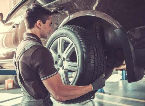 Kompletné prezutie s vyvážením a kontrola technického stavu vozidla.