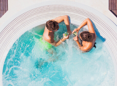 Ostrov Pag v Hoteli Pagus **** priamo na pláži s all inclusive, bazénmi a lehátkami + program.