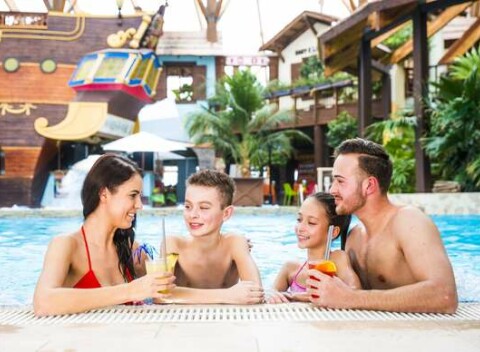 TATRALANDIA s 10 bazénmi, toboganmi a tropickým rajom, kde je celý rok 30 °C.