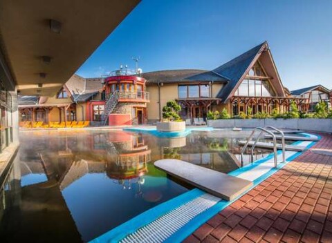 Vstup do vodného parku Bešeňová: Všetkých 9 vnútorných a vonkajších bazénov aj tobogany.