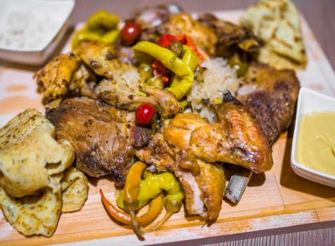 Misa grilovaných špecialít a 2 pivá. Reštaurácia a Café Jaskyňa si pre vás pripravila poriadnu porciu, po ktorej budete spokojne odfukovať. 