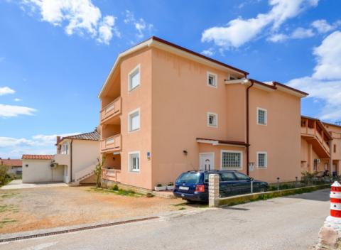 Spoznajte krásy slnečného chorvátskeho ostrova Rab. Privátne ubytovanie v Apartmánoch Jasmin v letovisku Barbat je ideálne pre 4 osoby.