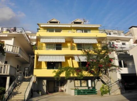 Prežite nádhernú dovolenku na turisticky obľúbenej Makarskej riviére. Ubytovanie ideálne pre 4 osoby vám poskytnú Apartmány Katić.