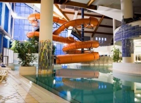 Vyrazte za kúpeľnou atmosférou do maďarského mestečka Kehidakustány. V Triász Aparthoteli vás čakajú raňajky, wellness a lístok do kúpeľov.