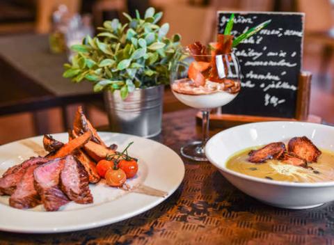 3-chodové menu, ktoré pozostáva z predjedla (polievky či studeného jedla), hlavného jedla a dezertu si môžete vychutnať v Restaurant 27. 