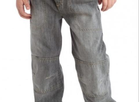 Chlapčenské džínsy CFL voľného strihu s dvojitými záplatami na kolenách. Ľahké obliekanie a vyzliekanie dieťaťa cez elastickú gumu v páse.