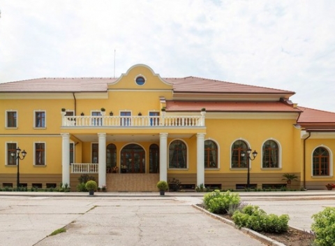 Kone, rybolov či bicykle-jednoducho relax v 3* hoteli Plauter Kúria vo Veľkom Mederi. Rodinný pobyt s polpenziou, zľavou na masáž a fittnes.